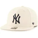 shapka-ploska-bezhov-snapbek-na-new-york-yankees-mlb-ot-47-brand