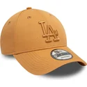 justerbar-lysebrun-buet-kasket-med-brunt-logo-9forty-league-essential-fra-los-angeles-dodgers-mlb-fra-new-era