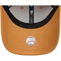 justerbar-lysebrun-buet-kasket-med-brunt-logo-9forty-league-essential-fra-los-angeles-dodgers-mlb-fra-new-era