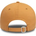 justerbar-lysebrun-buet-kasket-med-brunt-logo-9forty-league-essential-fra-los-angeles-dodgers-mlb-fra-new-era