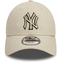 beige-justerbar-buet-kasket-med-sort-logo-9forty-team-outline-af-new-york-yankees-mlb-fra-new-era