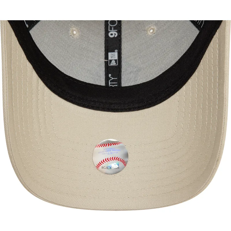 new-era-izvita-kozirka-cherno-logo-9forty-team-outline-new-york-yankees-mlb-bezhova-reguliruema-shapka