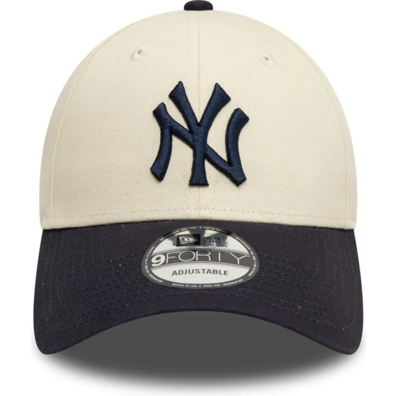 justerbar-9forty-colour-block-beige-og-marinebla-buet-kasket-fra-new-york-yankees-mlb-fra-new-era