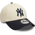 buet-beige-og-marinebla-justerbar-9forty-colour-block-kasket-fra-new-york-yankees-mlb-fra-new-era