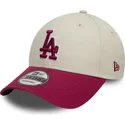 beige-og-rod-justerbar-kurvet-kasket-med-rodt-logo-9forty-world-series-patch-fra-los-angeles-dodgers-mlb-af-new-era