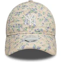 buet-beige-justerbar-kasket-til-kvinder-9twenty-floral-quilt-fra-new-york-yankees-mlb-fra-new-era