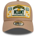 9forty-a-frame-license-plate-snapback-kappe-in-hellbraun-von-miami-cities-and-beaches-von-new-era