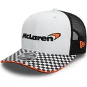 weiss-schwarze-snapback-trucker-kappe-9fifty-mit-kariertem-visor-von-mclaren-racing-formula-1-von-new-era