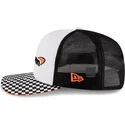 weiss-schwarze-snapback-trucker-kappe-9fifty-mit-kariertem-visor-von-mclaren-racing-formula-1-von-new-era