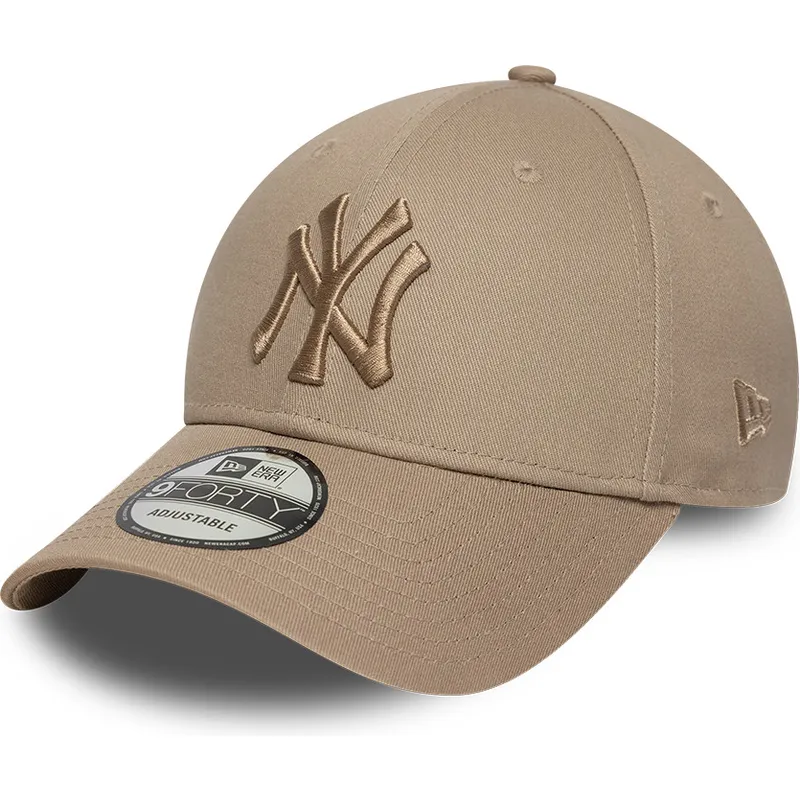 9forty-league-essential-justerbar-lysebrun-kasket-med-buet-skygge-og-brunt-logo-fra-new-york-yankees-mlb-fra-new-era