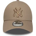 hellbraune-verstellbare-curved-cap-mit-braunem-logo-9forty-league-essential-der-new-york-yankees-mlb-von-new-era