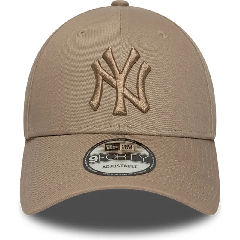 9forty-league-essential-justerbar-lysebrun-kasket-med-buet-skygge-og-brunt-logo-fra-new-york-yankees-mlb-fra-new-era