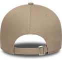 new-era-izvita-kozirka-kafyavo-logo-9forty-league-essential-new-york-yankees-mlb-svetlokafyava-reguliruema-shapka