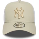 beige-og-hvid-trucker-kasket-med-beige-logo-a-frame-league-essential-fra-new-york-yankees-mlb-fra-new-era