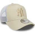 casquette-trucker-beige-et-blanche-avec-logo-beige-a-frame-league-essential-new-york-yankees-mlb-new-era