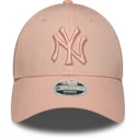 lyserod-justerbar-buet-kasket-til-kvinder-med-lyserodt-logo-9forty-league-essential-fra-new-york-yankees-mlb-fra-new-era
