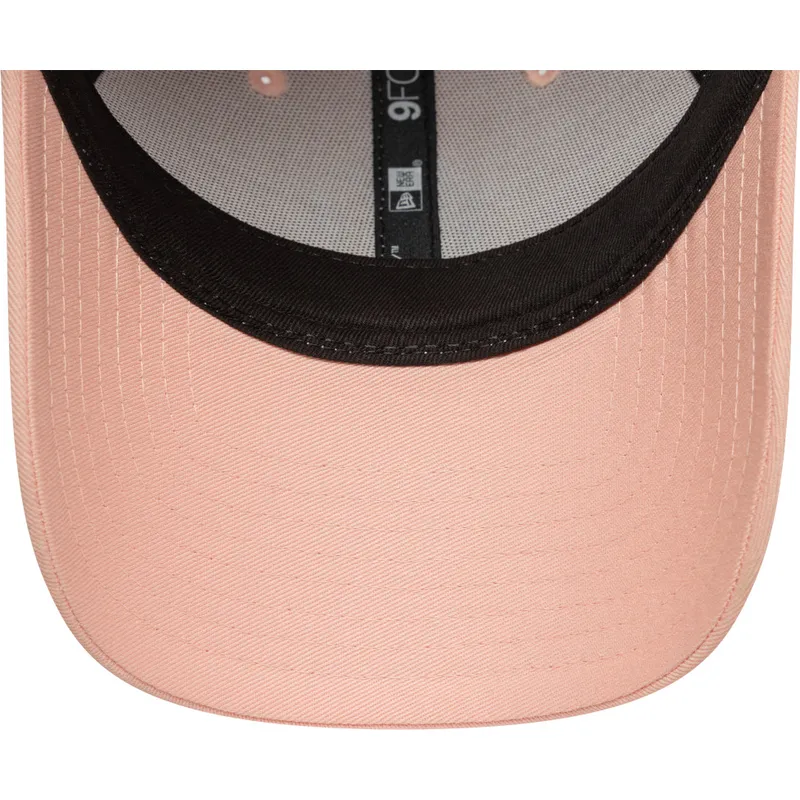 lyserod-justerbar-buet-kasket-til-kvinder-med-lyserodt-logo-9forty-league-essential-fra-new-york-yankees-mlb-fra-new-era