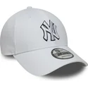 hvid-justerbar-kurvet-kasket-9forty-outline-fra-new-york-yankees-mlb-fra-new-era