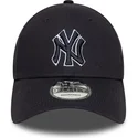 justerbar-marinebla-kurvet-kasket-med-marineblat-logo-9forty-outline-fra-new-york-yankees-mlb-fra-new-era