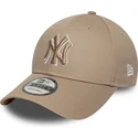 lysebrun-justerbar-kurvet-kasket-med-brunt-logo-9forty-outline-fra-new-york-yankees-mlb-fra-new-era