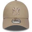 shapka-izvita-kafyav-reguliruem-9forty-outline-na-new-york-yankees-mlb-ot-new-era