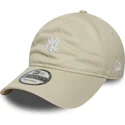 shapka-izvita-bezhov-reguliruema-9twenty-mini-na-new-york-yankees-mlb-ot-new-era