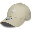 beige-justerbar-kvindekasket-med-buet-skygge-9forty-mini-logo-af-new-york-yankees-mlb-fra-new-era