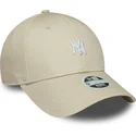 buet-beige-justerbar-kasket-til-kvinder-9forty-mini-logo-fra-new-york-yankees-mlb-fra-new-era