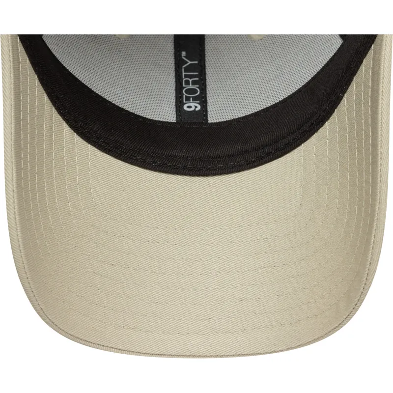 beige-justerbar-kvindekasket-med-buet-skygge-9forty-mini-logo-af-new-york-yankees-mlb-fra-new-era