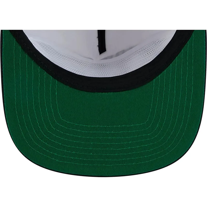 hvid-og-sort-flad-snapback-kasket-golfer-championship-pin-fra-new-york-yankees-atlanta-braves-mlb-af-new-era