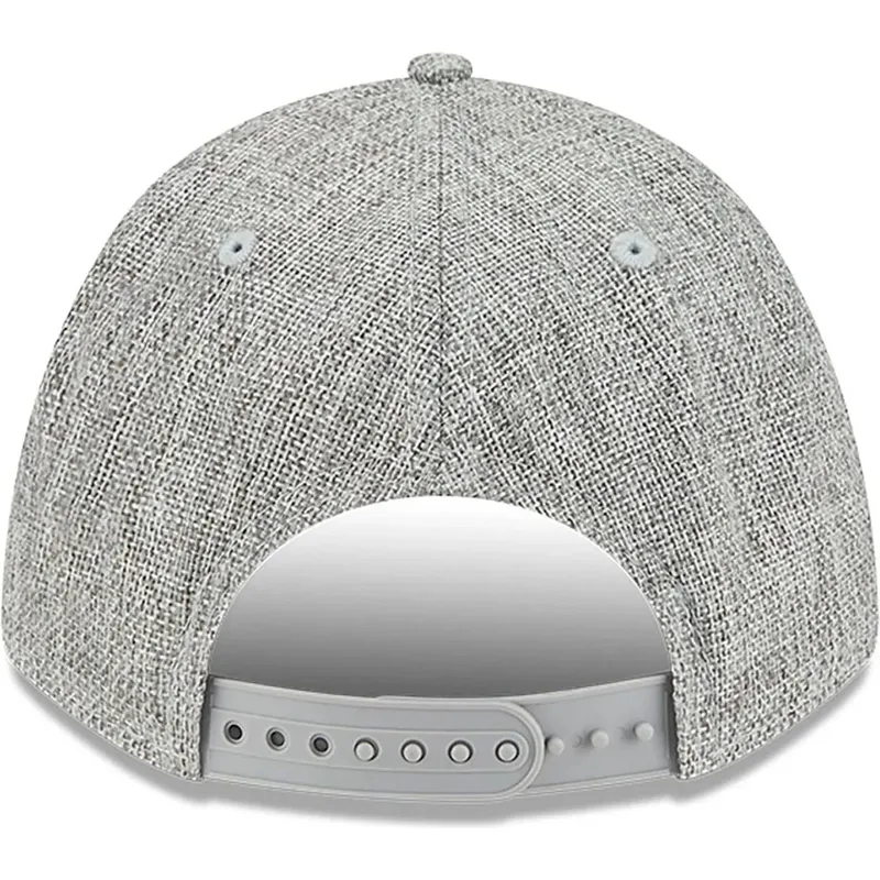 shapka-izvita-siv-snapbek-9forty-m-crown-a-frame-cotton-weave-na-chicago-white-sox-mlb-ot-new-era