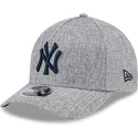 graue-snapback-kappe-mit-gebogenem-schirm-und-marineblauem-logo-9forty-m-crown-a-frame-cotton-weave-der-new-york-yankees-mlb-von