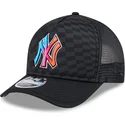 schwarze-trucker-kappe-9forty-m-crown-a-frame-gradient-raceway-der-new-york-yankees-mlb-von-new-era