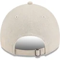 justerbar-beige-buet-kasket-med-marineblat-logo-9twenty-linen-spring-training-fan-pack-2025-fra-new-york-yankees-mlb-fra-new-era
