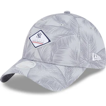 Шапка извита сив регулируема 9TWENTY Leaf Open Back Spring Training Fan Pack 2025 на New York Yankees MLB от New Era