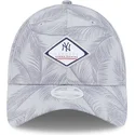 graue-verstellbare-curved-cap-fur-damen-9twenty-leaf-open-back-spring-training-fan-pack-2025-der-new-york-yankees-mlb-von-new-er