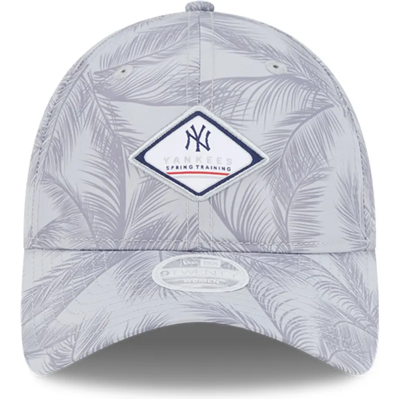 gra-justerbar-kvindekasket-med-buet-skygge-9twenty-leaf-open-back-spring-training-fan-pack-2025-fra-new-york-yankees-mlb-fra-new