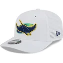 shapka-izvita-traker-byala-snapbek-9seventy-perf-spring-training-fan-pack-2025-na-tampa-bay-rays-mlb-ot-new-era