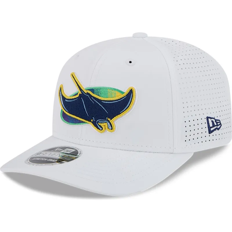shapka-izvita-traker-byala-snapbek-9seventy-perf-spring-training-fan-pack-2025-na-tampa-bay-rays-mlb-ot-new-era