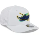 shapka-izvita-traker-byala-snapbek-9seventy-perf-spring-training-fan-pack-2025-na-tampa-bay-rays-mlb-ot-new-era