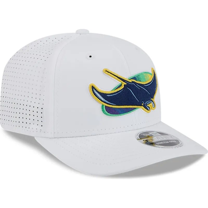 shapka-izvita-traker-byala-snapbek-9seventy-perf-spring-training-fan-pack-2025-na-tampa-bay-rays-mlb-ot-new-era