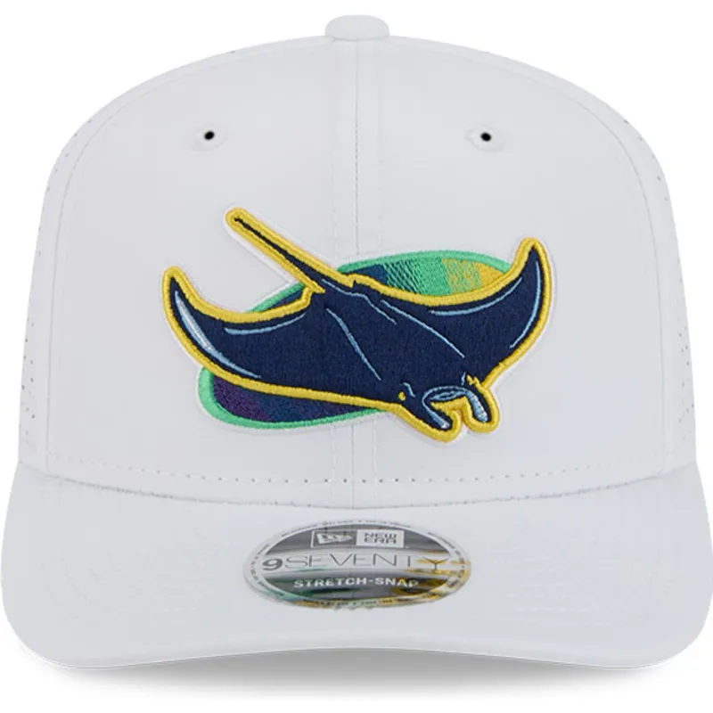 shapka-izvita-traker-byala-snapbek-9seventy-perf-spring-training-fan-pack-2025-na-tampa-bay-rays-mlb-ot-new-era