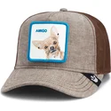 trucker-kasket-brun-hund-chihuahua-amigo-suited-friend-business-professional-the-farm-fra-goorin-bros