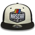 flache-trucker-kappe-beige-und-schwarz-9fifty-classics-logo-von-nascar-von-new-era