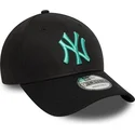 schwarze-verstellbare-9forty-league-essential-kappe-mit-gebogenem-schirm-und-blauem-logo-der-new-york-yankees-mlb-von-new-era