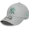 shapka-izvita-siv-reguliruem-9forty-team-outline-na-new-york-yankees-mlb-ot-new-era