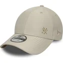verstellbare-beige-gebogene-kappe-9forty-tonal-flawless-der-new-york-yankees-mlb-von-new-era