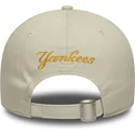 beige-verstellbare-curved-cap-mit-gelbem-logo-9forty-floral-icon-der-new-york-yankees-mlb-von-new-era