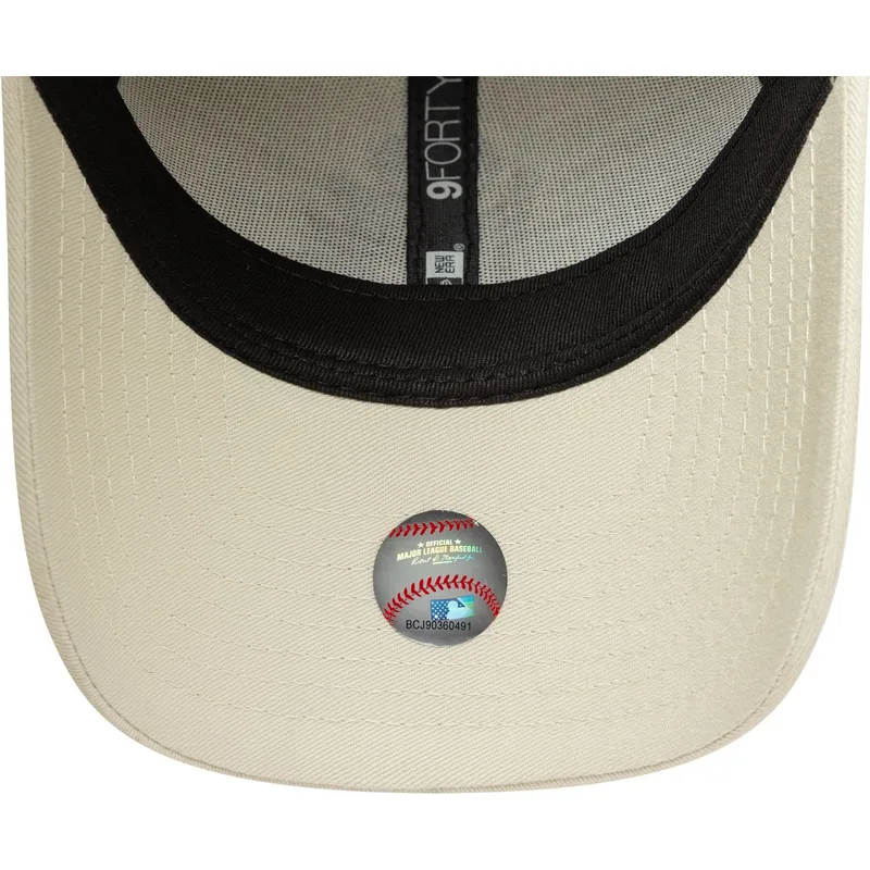 shapka-izvita-bezhov-reguliruem-9forty-floral-icon-na-new-york-yankees-mlb-ot-new-era