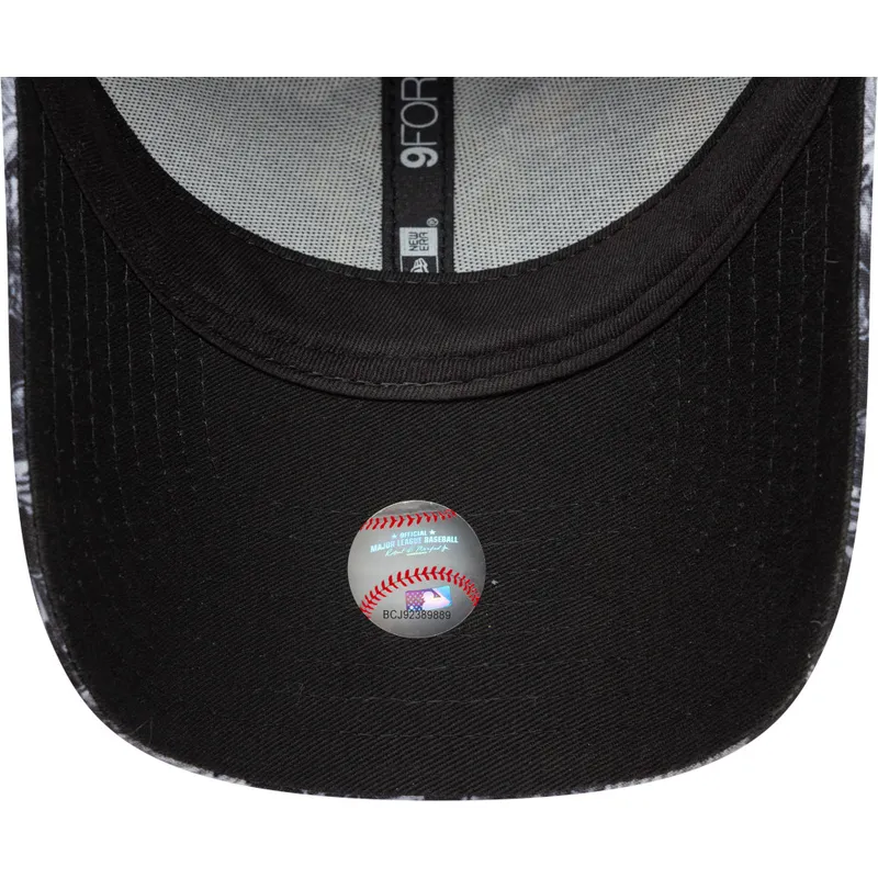 shapka-izvita-cherna-reguliruem-9forty-all-over-print-na-new-york-yankees-mlb-ot-new-era